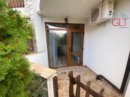 Студия с садом, Святой Влас