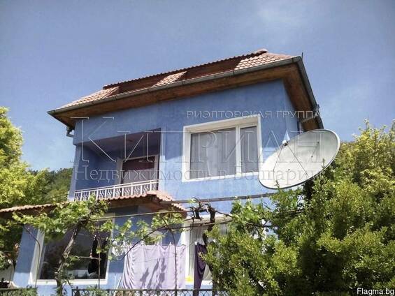 Трехэтажный дом недалеко от дворца в Балчике